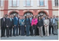 Die Teilnehmer der 82. UMK mit Graf und Gräfin Bernadotte vor dem Schloß Mainau