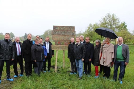 Teilnehmerinnen und Teilnehmer der UMK pflanzen Obstbäume im Naturpark Dahme Heideseen
